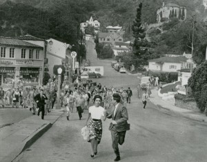 Becky (Dana Wynter) and Miles run from the crowd of pod people populating Santa Mira.